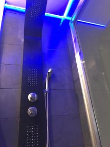 A bathroom at DISTRiCT 01-Luxury Urban Lofts Még 37 kép