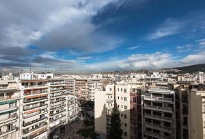 Blick auf eine Stadt mit weißen Gebäuden in der Unterkunft Penthouse Level 9, Nilie Hospitality MGMT in Thessaloniki