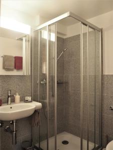 A bathroom at Chesa Sper l'Ovel Brail