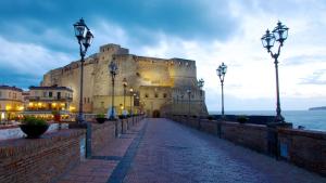 a large castle with a sidewalk in front of the ocean at Summerhome in Naples