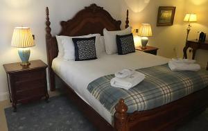 Una cama o camas en una habitación de Islay House