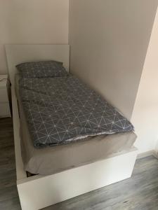 Una cama o camas en una habitación de Penzion Fortuna Žatec