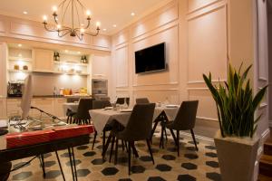 a dining room with a table and chairs at B&B PISTOIA INN in Pistoia