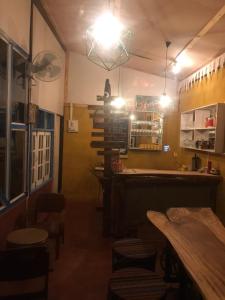 ein Restaurant mit einer Bar mit Tisch und Stühlen in der Unterkunft Sook Jai Guest House in Chiang Rai
