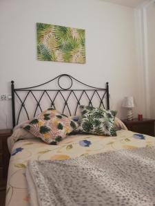 ein Bett mit zwei Kissen darauf in der Unterkunft APARTAMENTO NATURISTA EN PRIMERA LÍNEA! in Vera