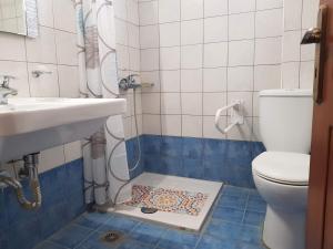 Ein Badezimmer in der Unterkunft Hotel Ionion