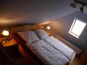 Ferienwohnung Weserblick Polle tesisinde bir odada yatak veya yataklar