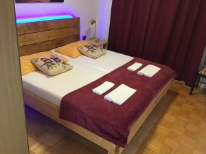 Posteľ alebo postele v izbe v ubytovaní Apartmani Misic