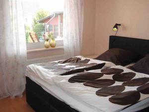 a bedroom with a large bed with a window at Ferienwohnung Kirchbergblick in Hackenheim