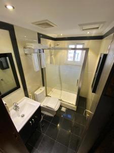 Ванная комната в La Fontaine Diora Hotel