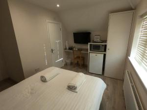 Piccola camera con letto e cucina. di Debden Guest House a Hillingdon