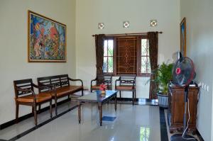 a living room with chairs and a table at Villa Ditya - Luxury villa near Yogyakarta in Klaten +1 photo