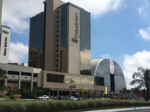a large building with cars parked in front of it at CULLINAN Brasilia flat particular em Hotel junto ao Shopping in Brasília