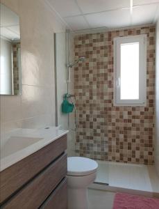 a bathroom with a tub and a toilet and a sink at VILLA DE SUABIA, Casa 9 in San Fulgencio
