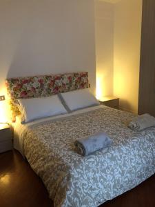 1 dormitorio con 1 cama con 2 toallas en Uno sguardo sul lago Appartam, en Passignano sul Trasimeno