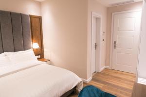 Postel nebo postele na pokoji v ubytování Arberia Palace Hotel