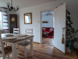 Wohlfühlen in Ostseenähe في راتيكاو: غرفة طعام وغرفة معيشة مع طاولة وكراسي