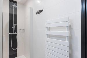 ein Bad mit einer Dusche und einer ebenerdigen Dusche in der Unterkunft Appartement 4 étoiles vue mer et bord de plage Chez Odette in Saint-Malo + 11 Fotos