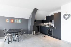Virtuvė arba virtuvėlė apgyvendinimo įstaigoje Appartement 4 étoiles vue mer et bord de plage Chez Odette