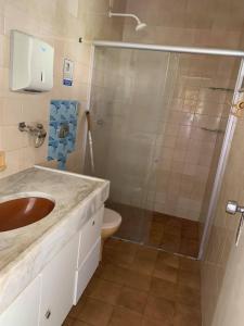 Un baño con ducha, lavabo e inodoro. en Pousada Malu, en Fortaleza