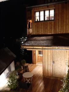 un gran edificio de madera con una mesa y una ventana en Seeapartment am Hallstätter See, en Hallstatt