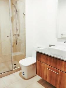 a bathroom with a shower and a toilet and a sink at 1440 Lujuso Departamento en Quito - La Recoleta in Quito