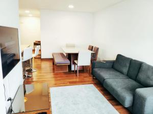 a living room with a couch and a table at 1440 Lujuso Departamento en Quito - La Recoleta in Quito