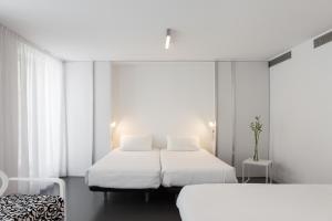 Łóżko lub łóżka w pokoju w obiekcie Moure Hotel