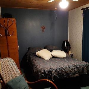 Una cama o camas en una habitación de 7 colores