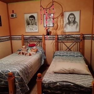 sypialnia z dwoma łóżkami z pluszowymi misiami w obiekcie 7 colores w Córdobie