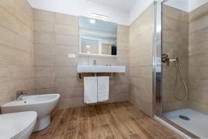 een badkamer met een wastafel en een douche bij Casa da Suite Diodora in Milaan