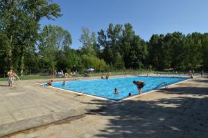 Bassein majutusasutuses Camping Berceo või selle lähedal