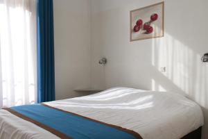 a bed in a room with a blue wall at Hotel Doria in Amsterdam
