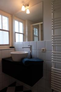 La salle de bains est pourvue d'un lavabo et d'un miroir. dans l'établissement B&B Asbeek, à Asse