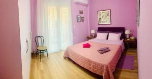 a purple bedroom with a bed with a pink blanket at Bring only your toothbrush! in Athens