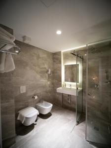 Koupelna v ubytování Light Hotel
