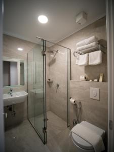 Kylpyhuone majoituspaikassa Light Hotel