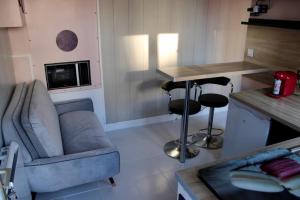 een woonkamer met een bank en een tafel bij La Petite Maison in Brest