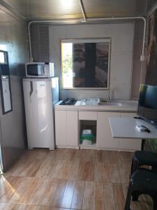 A cozinha ou cozinha compacta de Morada Sol e Lua Container Guarda do Embaú com Ar condicionado