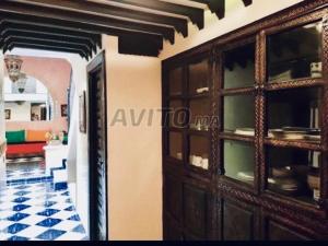 um quarto com um armário de madeira com pratos em RIAD Anis em Marrakech