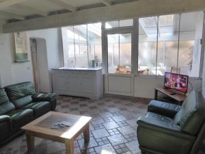 ein Wohnzimmer mit einem Sofa und einem Couchtisch in der Unterkunft La Jubilotte in Beaumes-de-Venise
