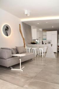ein Wohnzimmer mit einem Sofa und einem Tisch in der Unterkunft Art Suite 7 in Thessaloniki