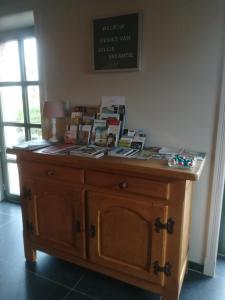 een tafel met boeken erop in een kamer bij Vakantiewoning Kwakkelhof in Torhout