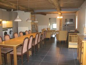 ein Esszimmer mit einem langen Tisch und Stühlen in der Unterkunft Vakantiewoning Kwakkelhof in Torhout