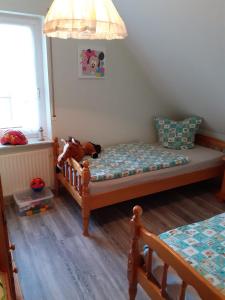 a childs bedroom with two beds and a window at Ferienhof zur alten Linde in Holtgast