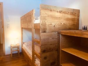 1 dormitorio con literas en una habitación con mesa en Bergidyll an der Lane - Pfunders en Fundres
