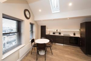 A cozinha ou cozinha compacta de Cheltenham by Harrogate Serviced Apartments