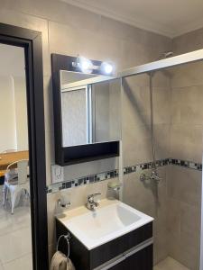 y baño con lavabo y espejo. en Departamento céntrico con increíble vista panorámica en Villa Carlos Paz