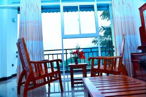 a balcony with chairs and a table and a window at La Montagna in Ella