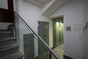 einen Flur mit Treppe und Tür in einem Gebäude in der Unterkunft Residence SANTABBONDIO in Como